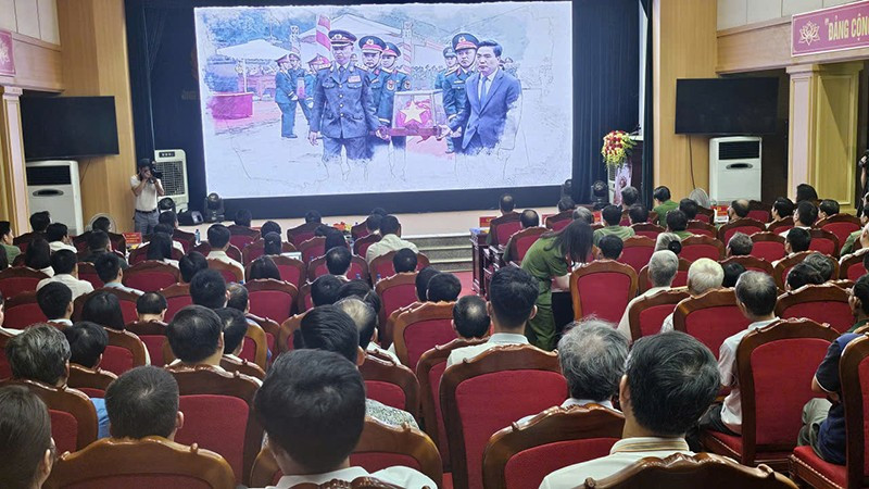 Các đại biểu xem phim phóng sự tài liệu.