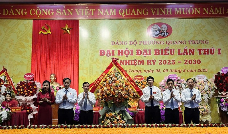 Đại diện Tỉnh ủy Thanh Hóa trao tặng lẵng hoa chúc mừng đại hội.