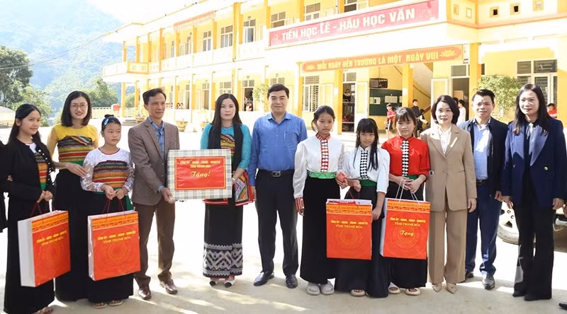 Chủ tịch tỉnh Thanh Hóa tặng quà cho tập thể nhà trường, học sinh ở xã Trung Lý.