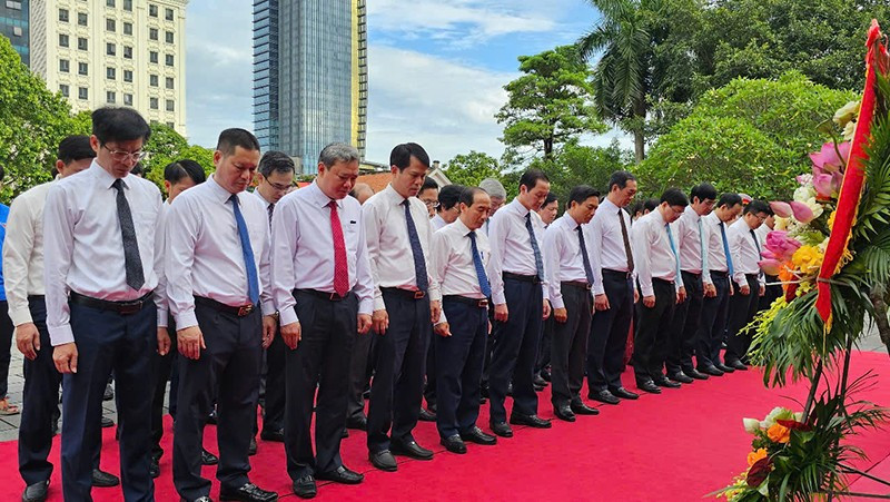 Đoàn đại biểu tỉnh Thanh Hóa và các nhà báo tưởng niệm Chủ tịch Hồ Chí Minh vĩ đại.