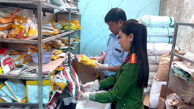 Lực lượng chức năng kiểm tra cơ sở sản xuất, kinh doanh thực phẩm.