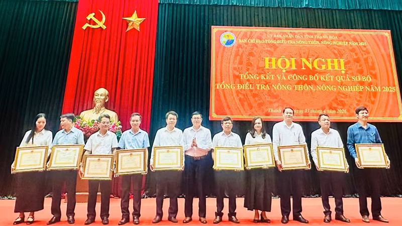 Tỉnh Thanh Hóa trao tặng Bằng khen cho các tập thể có thành tích xuất sắc trong thực hiện điều tra nông thôn, nông nghiệp.