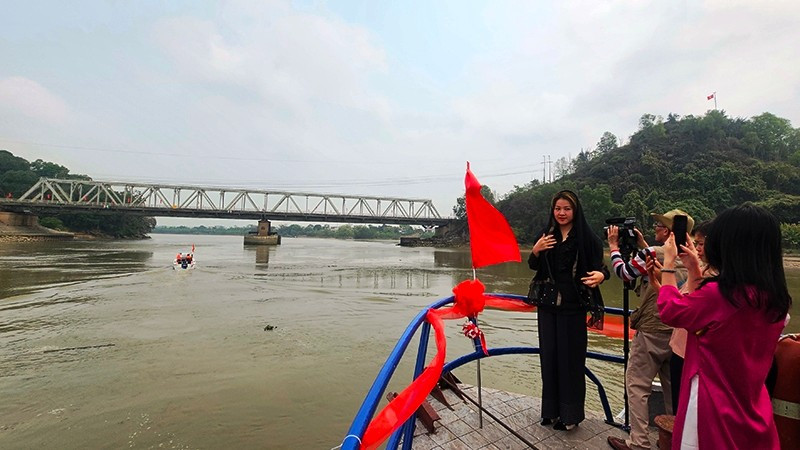 Cây cầu Hàm Rồng lịch sử cùng tour du lịch trên sông Mã hấp dẫn khách du lịch.