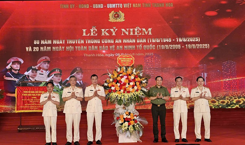Lãnh đạo Bộ Công an tặng lẵng hoa chúc mừng các thế hệ Công an Thanh Hóa.