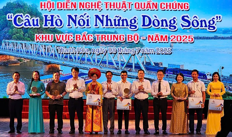 Ban tổ chức trao cúp, quà lưu niệm cho các đoàn tham dự hội diễn.