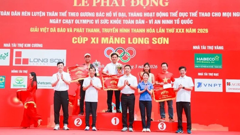 Lãnh đạo tỉnh Thanh Hóa trao giải nhất, nhì, ba cho các đoàn thể thao đạt thành tích xuất sắc.