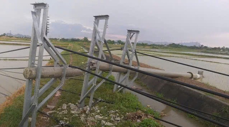 Cột điện trung thế bị gãy đổ.