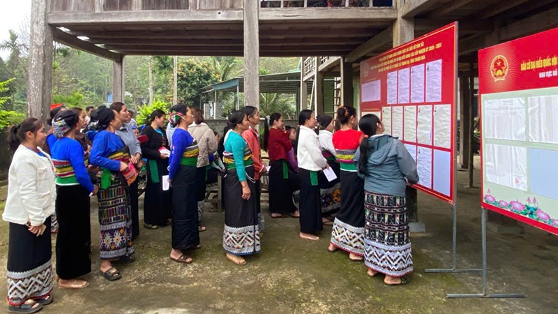 Cử tri miền núi Thanh Hóa tìm hiểu thông tin về các ứng cử viên đại biểu Quốc hội, Hội đồng nhân dân các cấp, nhiệm kỳ 2026-2031.