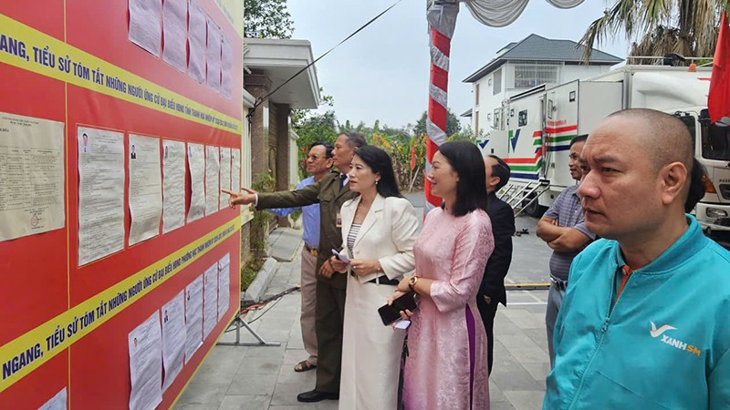 Cử tri Thanh Hóa tìm hiểu thông tin về những người ứng cử đại biểu Quốc hội, Hội đồng nhân dân các cấp, nhiệm kỳ 2026-2031.