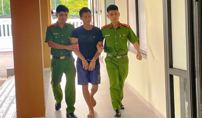 Công an khống chế, bắt giữ đối tượng.