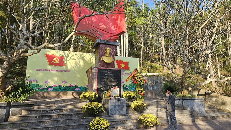 Đài tưởng niệm Bác Hồ ở Rừng Thông, phường Đông Sơn, tỉnh Thanh Hóa.