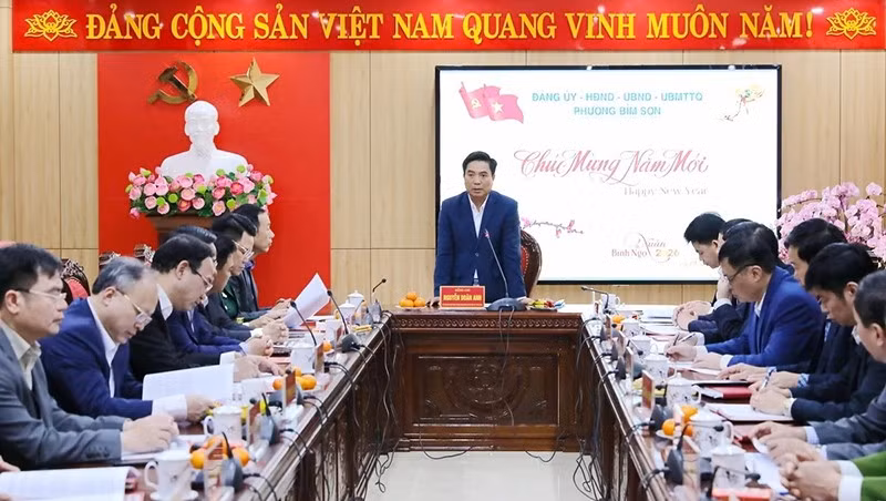 Bí thư Tỉnh ủy Thanh Hóa làm việc, trao đổi với cán bộ chủ chốt phường Bỉm Sơn.