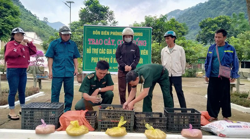 Bộ đội Biên phòng Thanh Hóa tặng thức ăn cùng con giống gia cầm cho các hộ nghèo tổ chức chăn nuôi.
