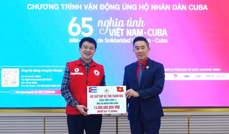Trung ương Hội Chữ thập đỏ Việt Nam tiếp nhận 13 tỷ đồng ủng hộ nhân dân Cuba từ đại diện tỉnh Thanh Hóa.