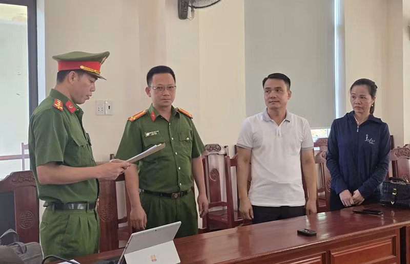 Cơ qua Công an thi hành quyết định khởi tố 2 bị can về tội giả mạo tronng công tác.