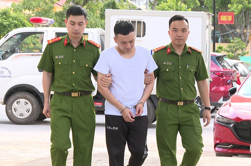 Công an bắt giữ, dẫn giải đối tượng.
