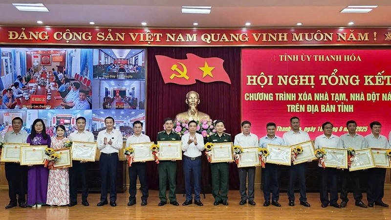 Lãnh đạo Tỉnh ủy, Ủy ban nhân dân tỉnh Thanh Hóa trao tặng Bằng khen cho các tập thể xuất sắc.
