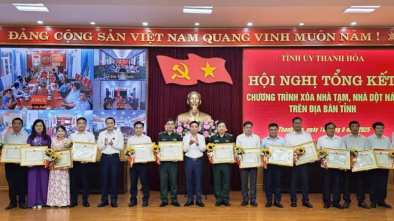 Lãnh đạo Tỉnh ủy, Ủy ban nhân dân tỉnh Thanh Hóa trao tặng Bằng khen cho các tập thể xuất sắc.