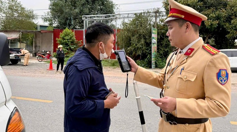 Cảnh sát giao thông kiểm tra nồng độ cồn của người điều khiển phương tiện cơ giới.