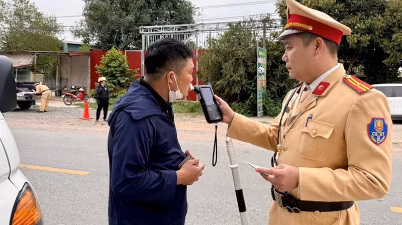 Cảnh sát giao thông kiểm tra nồng độ cồn của người điều khiển phương tiện cơ giới.