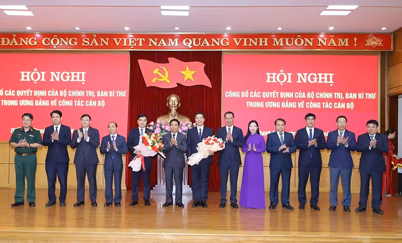 Tập thể lãnh đạo tỉnh Thanh Hóa tặng hoa chúc mừng đồng chí Nguyễn Hoài Anh và Nguyễn Hồng Phong.