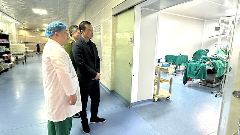 Lãnh đạo Công an tỉnh Thanh Hóa nắm bắt tình hình sức khỏe nạn nhân.