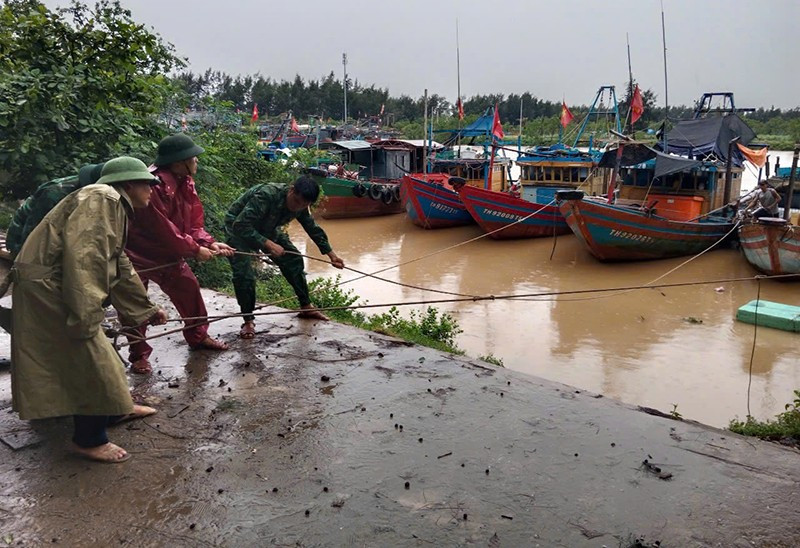 Lực lượng vũ trang Thanh Hóa buộc chắc các phương tiện, bảo đảm tránh đứt dây neo, hạn chế va đập, phòng chống cháy nổ tại âu tránh trú bão.
