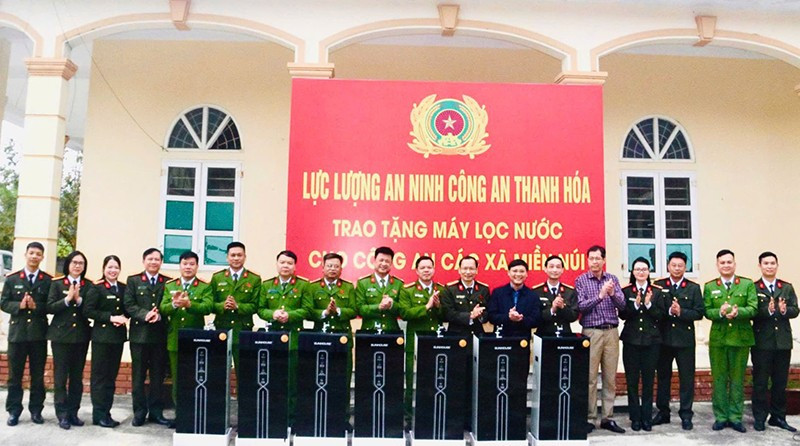 Công an tỉnh Thanh Hóa trao tặng máy lọc nước cho Công an 7 xã miền núi, vùng cao, biên giới.
