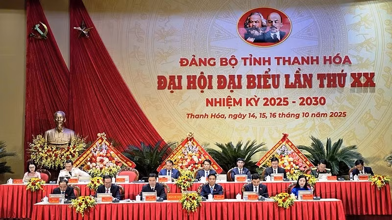 Đoàn Chủ tịch điều hành đại hội.