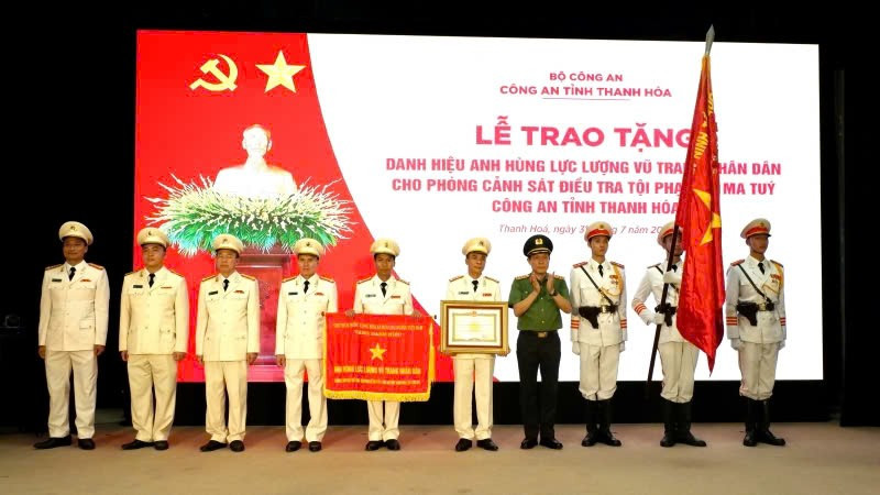 Thừa ủy quyền của Chủ tịch nước Lương Cường, Đại tướng Lương Tam Quang, Bộ trưởng Công an trao danh hiệu Anh hùng lực lượng vũ trang nhân dân cho tập thể Phòng PC04, Công an tỉnh Thanh Hóa.