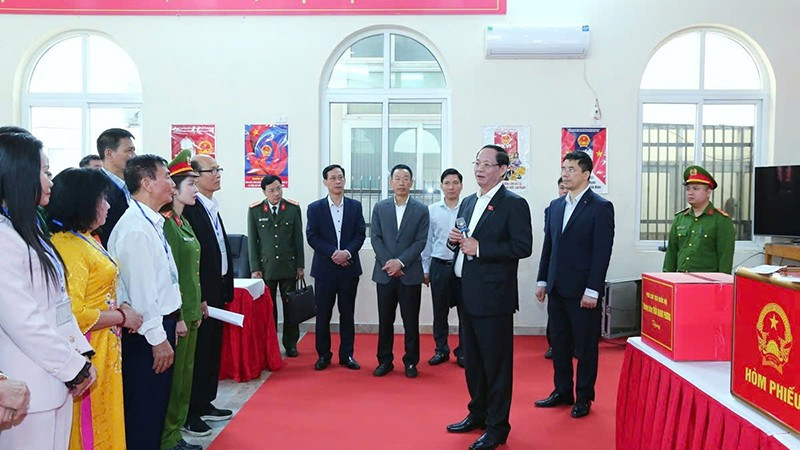 Phó Chủ tịch Quốc hội Trần Quang Phương kiểm tra điều kiện phục vụ bầu cử ở phố Bình Minh, phường Hạc Thành, tỉnh Thanh Hóa.