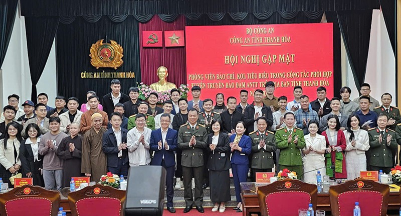 Lãnh đạo Công an tỉnh Thanh Hóa với người có ảnh hưởng trên không gian mạng tiêu biểu.