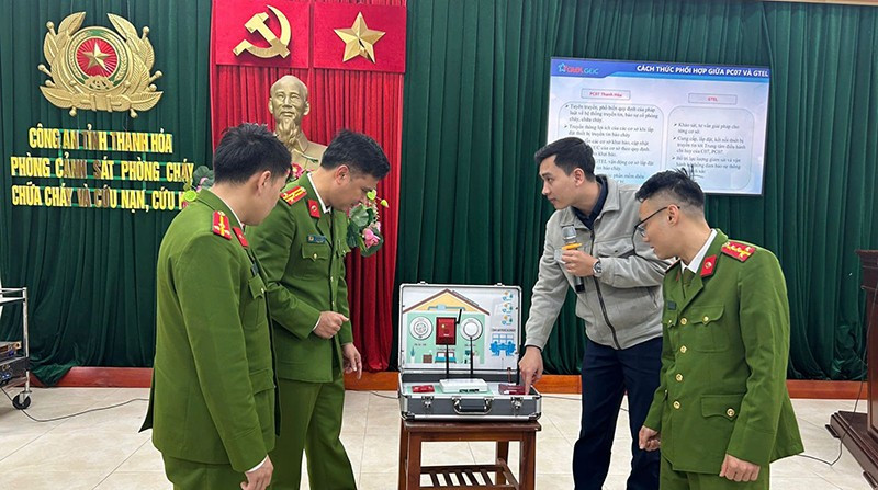 Đại diện doanh nghiệp trao đổi về thiết bị truyền tin báo cháy.