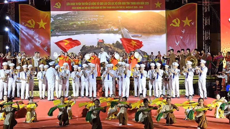 Tiết mục văn nghệ chào mừng liên hoan " Dưới cờ Đảng-Vững niềm tin".