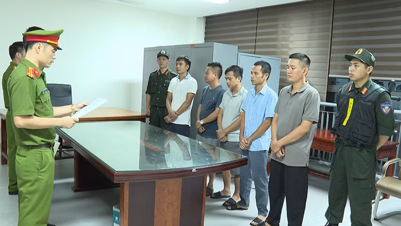 Cơ quan Công an công bố các quyết định khởi tố các bị can.