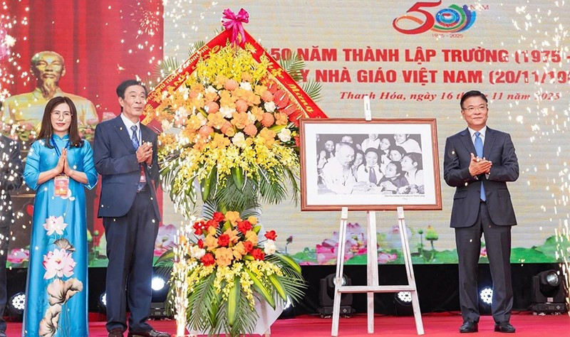 Phó Thủ tướng Chính phủ tặng ảnh "Bác Hồ với học sinh" và hoa chúc mừng Trường trung học phổ thông Hàm Rồng.