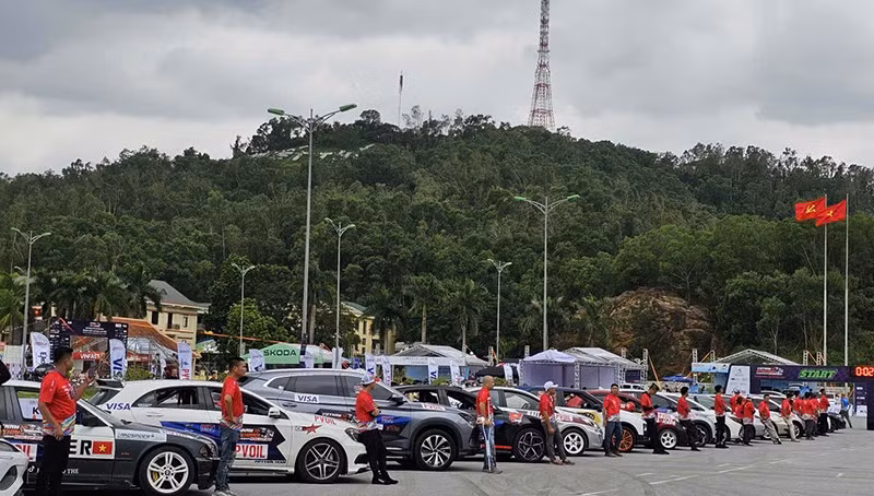 Các vận động viên cùng phương tiện tham dự giải đua ô-tô.