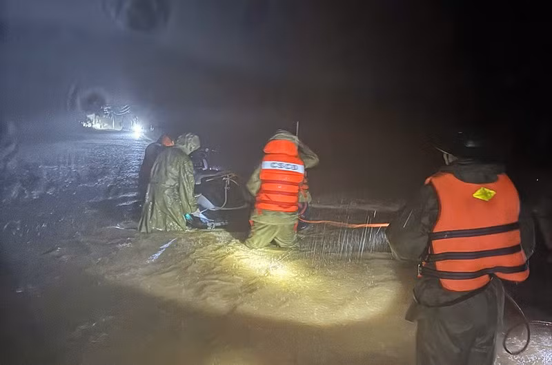 Lực lượng chức năng định vị, sử dụng mô-tô nước tiếp cận ngôi nhà bị lũ cô lập.