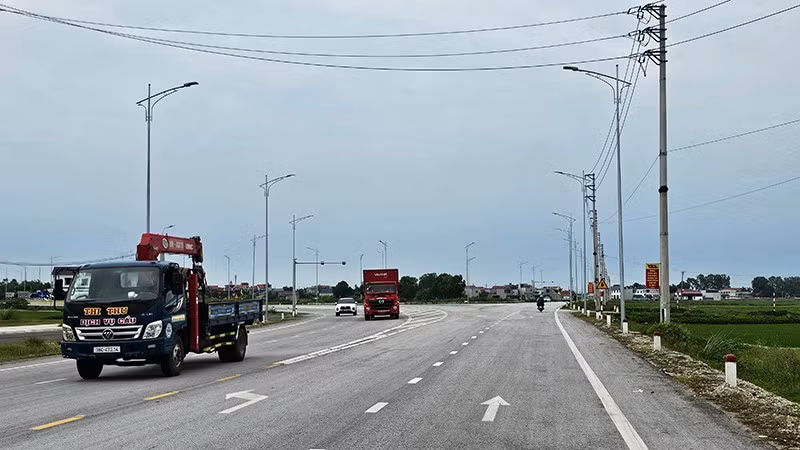 Phương tiện cơ giới lưu thông trên hạ tầng đường bộ ở Thanh Hóa.