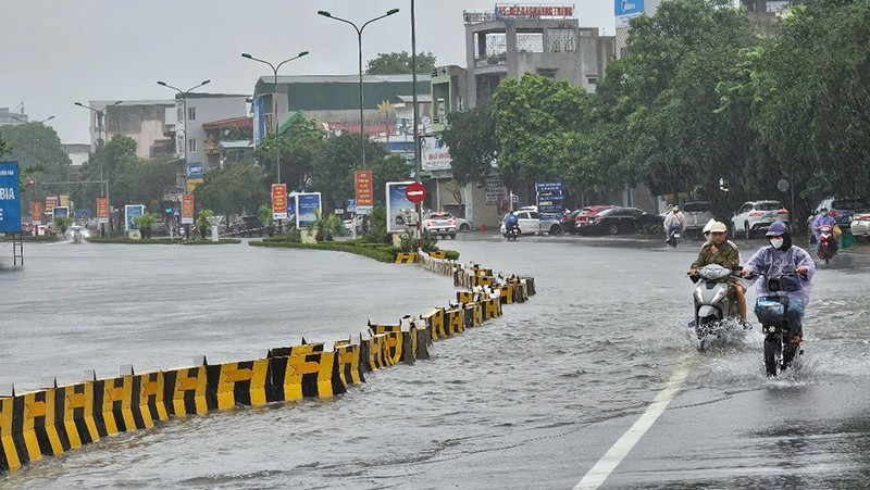 Điểm ngập nước phía bắc cầu vượt Phú Sơn chiều 22/7.