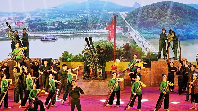 Một cảnh trong chương trình nghệ thuật chào mừng Ngày truyền thống lực lượng vũ trang Thanh Hóa.