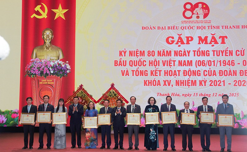 Chủ tịch tỉnh Thanh Hóa trao tặng Bằng khen cho các tập thể có đóng góp, thành tích xuất sắc.