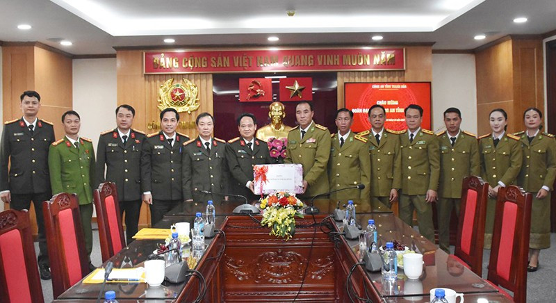 Công an tỉnh Hủa Phăn (Lào) trao tặng quà, chúc Tết Công an tỉnh Thanh Hóa.