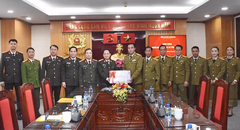 Công an tỉnh Hủa Phăn (Lào) trao tặng quà, chúc Tết Công an tỉnh Thanh Hóa.