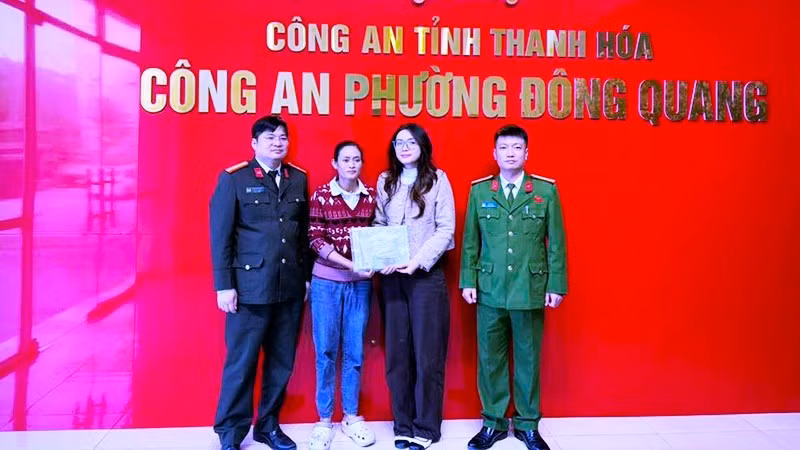Công an phường Đông Quang cùng các cá nhân giao, nhận lại tài sản.