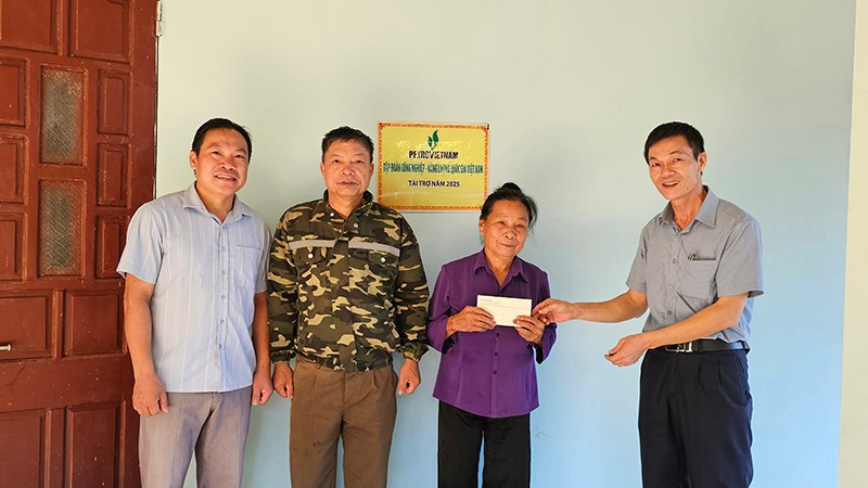 Báo Nhân Dân cùng nhà tài trợ góp phần nhân thêm niềm vui cho gia đình bà Bùi Thị Chức ở xã Nguyệt Ấn, huyện Ngọc Lặc, tỉnh Thanh Hóa.
