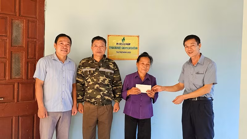 Báo Nhân Dân cùng nhà tài trợ góp phần nhân thêm niềm vui cho gia đình bà Bùi Thị Chức ở xã Nguyệt Ấn, huyện Ngọc Lặc, tỉnh Thanh Hóa.