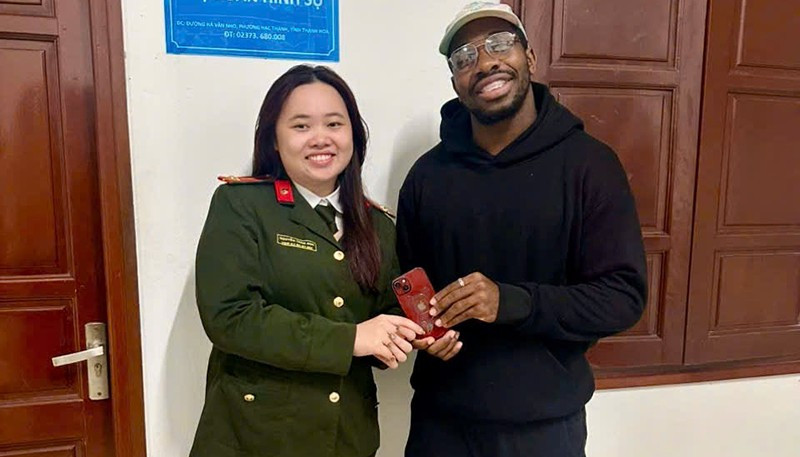 Công an phường Hạc Thành, tỉnh Thanh Hóa giao trả tài sản cho người nước ngoài đánh rơi.