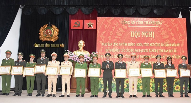 Bộ Công an, Ủy ban nhân tỉnh Thanh Hóa tặng Bằng khen cho các tập thể, cá nhân có chiến công, thành tích xuất sắc.