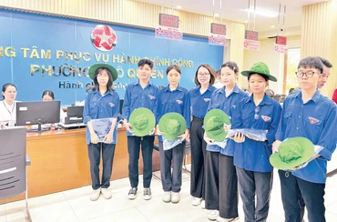 Đội hình thanh niên tình nguyện hỗ trợ vận hành mô hình chính quyền địa phương 2 cấp tại phường Ngô Quyền (Hải Phòng).